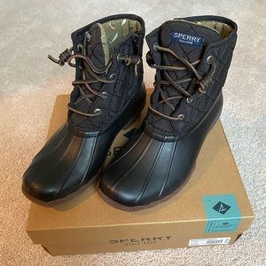 Sperry Saltwater boot - Size 6 *Never worn*